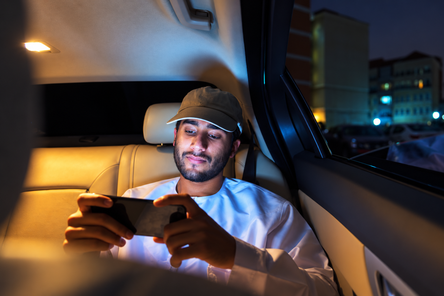 Kund reser bekvämt i baksätet på MS Taxitjänsts taxi