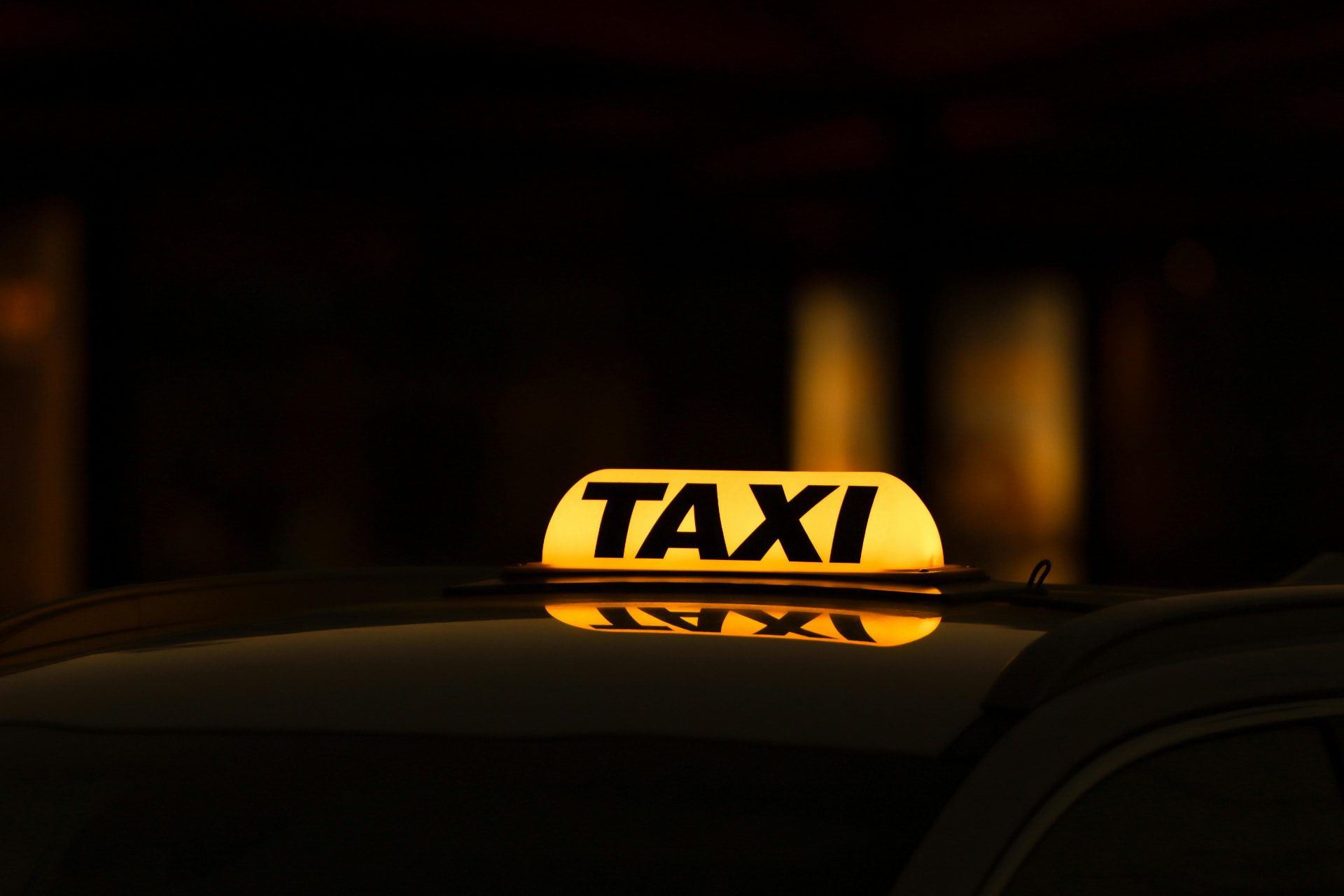 Taxiskylt lyser i mörkret – MS Taxitjänst